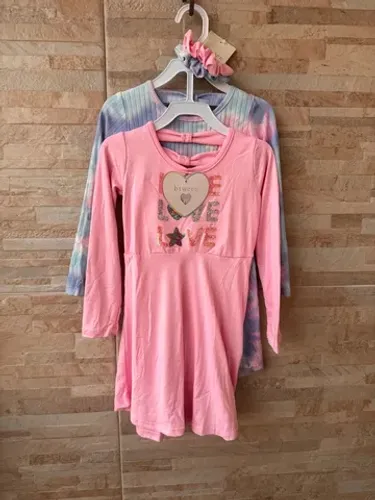 Kit com dois vestidos e dois elástico de cabelo tamanho 2 anos.