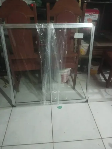 Janela de vidros lisos nova 1m x 1m. Negociável!