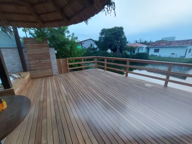 Carpinteiro Trabalho com colocação de porta 