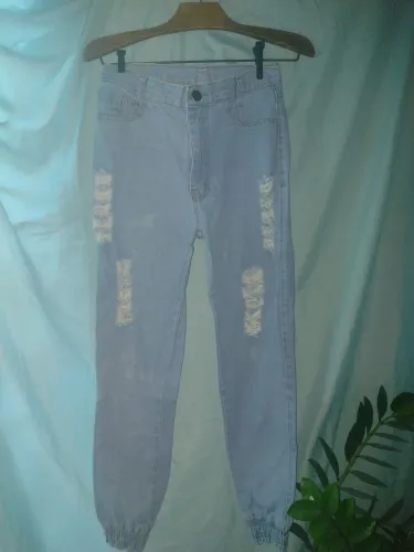 Calça Jeans Skinny com Rasgos