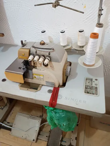 Máquina overloque 5 fios industrial singer