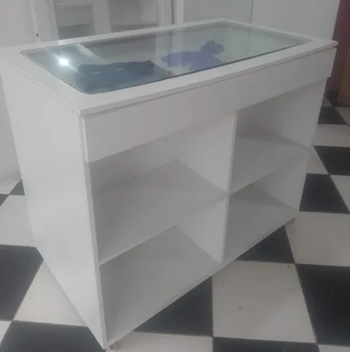 Vendo bancada para loja ou outras funcionalidades. Com gaveta mostruário, vidro e rodinhas