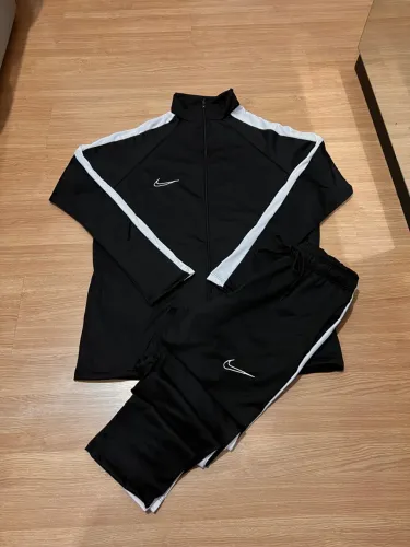 Conjunto Nike Masculino - Preto com Detalhes Brancos