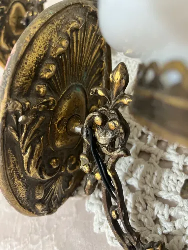 Par de arandelas em bronze e cúpula de vidro leitoso.