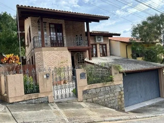 Casa à venda com 4 dormitórios e duas vagas cobertas e livres, no bairro Pantanal, Florian