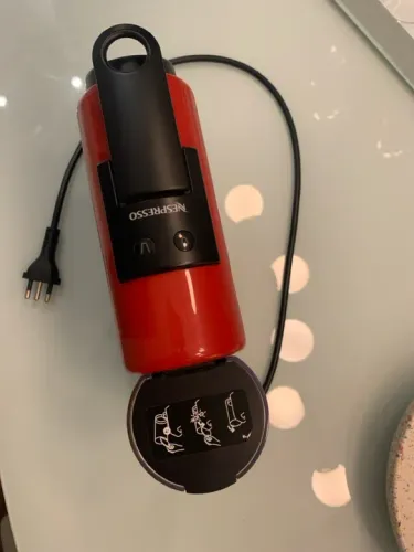 Linda Cafeteira Nespresso Vermelha pouco usada 