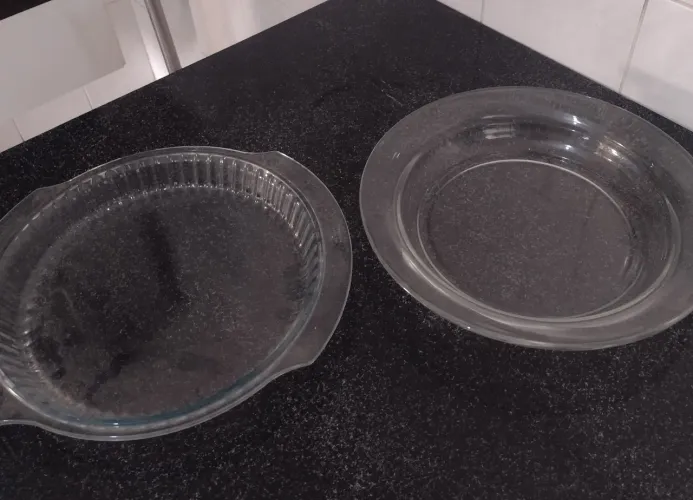 Promoção para retirar hoje duas lindas travessas antigas grandes de vidro Pyrex