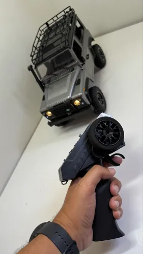Auto modelo 4x4 escala 1/12
