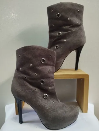 Bota camurça/suede semi nova perfeita n.35