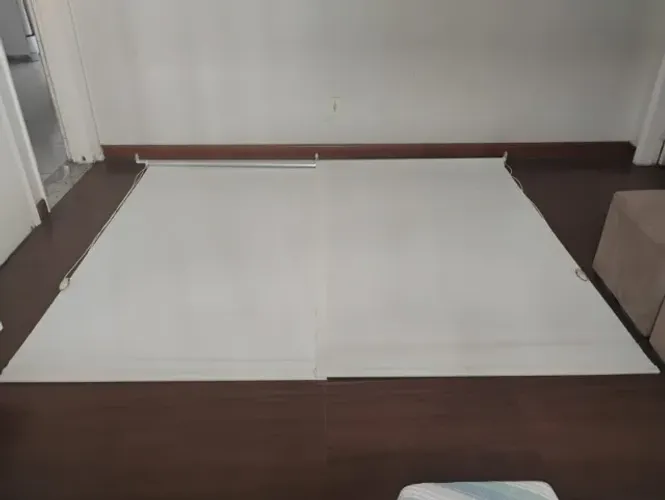 2 cortinas rolô. coleção tela solar 1%, fibra de vidro e base branca, na cor bege claro.