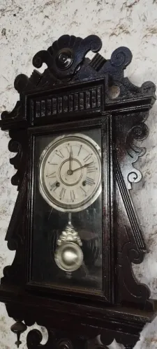 Relógio de parede antigo em madeira