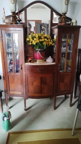 Cristaleira de madeira maciça antiga