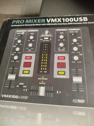 Mesa de Som Behringer VMX100USB zerada