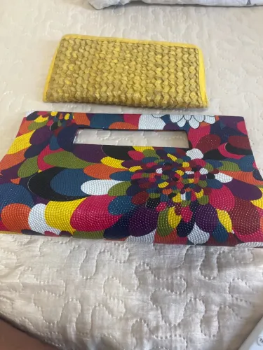 Carteira colorida e clutch amarela