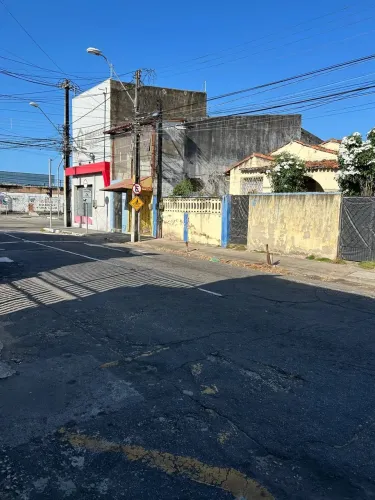 Vendo terreno no Centro, quase de esquina com a Av. Domingos Olímpio.