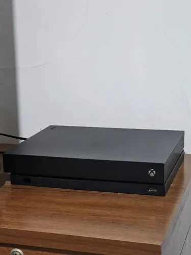Xbox One X + 2 Jogos (sem controle)(não aceito trocas, apenas dinheiro) 