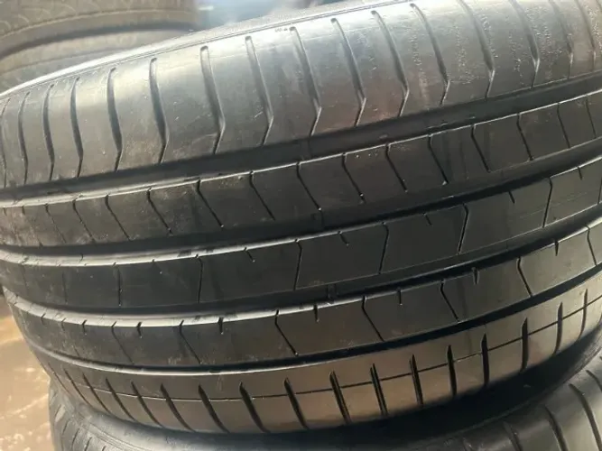 Pneu 275/40/20 Pirelli 90 % Vida util