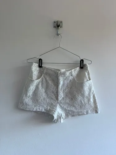 Shorts de renda branco