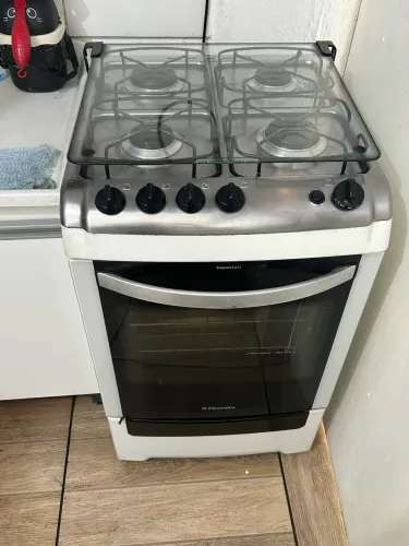Fogão quatro bocas e duas grelhas 110W