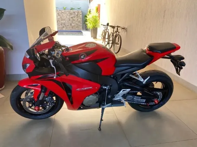 HONDA CBR 1000 - POTÊNCIA E ESTILO EM DUAS RODAS