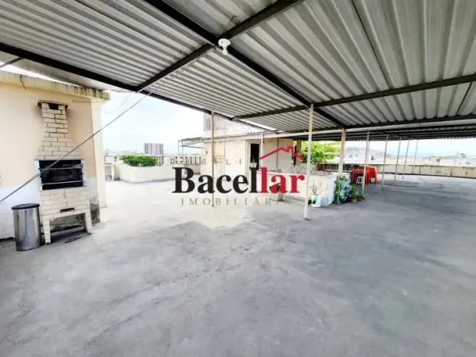Terraço coberto amplo com churrasqueira e banheiro