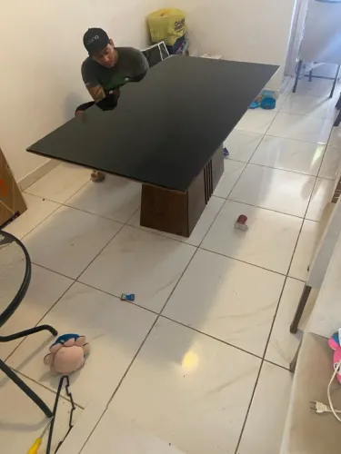 Mesa de Jantar Elegante com Tampo Preto