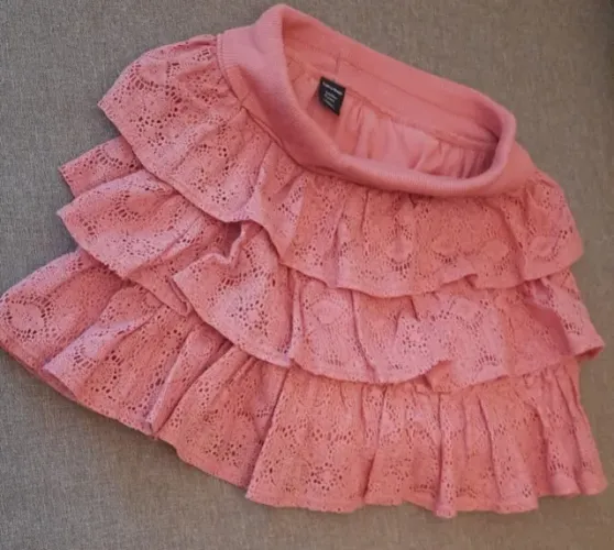 Saia infantil Baby Gap com babados em tecido bordado