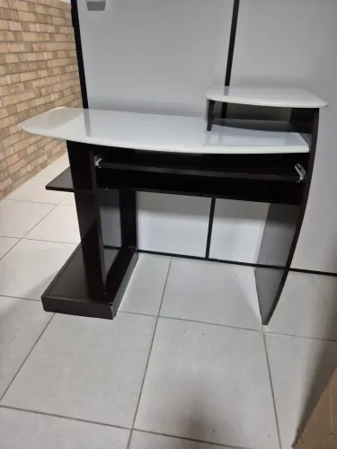 Escrivaninha + cadeira 