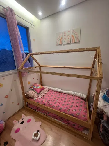 CAMA MONTESSESORIANA  COM COLCHÃO E LUMINÁRIA NA CAMA