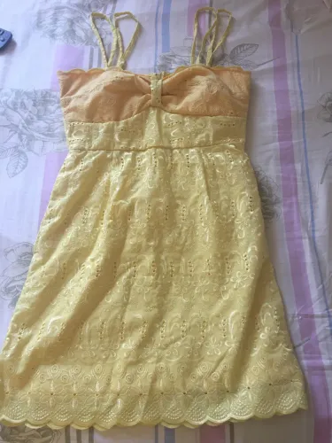 Vestido amarelo manteiga