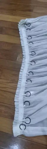 Cortinas com argolas escuras 