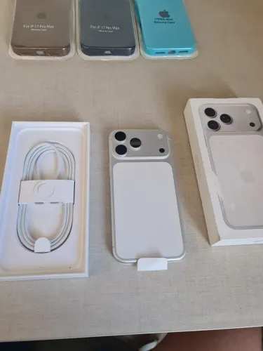 Iphone 17 Pro Max, 256gb, Silver praticamente lacrado, usado menos de 15 dias + 3 Capinhas