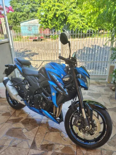 Moto Suzuki GSX-S 750
