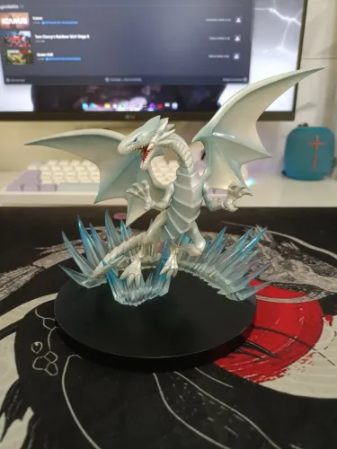 Dragão branco dos olhos azuis 