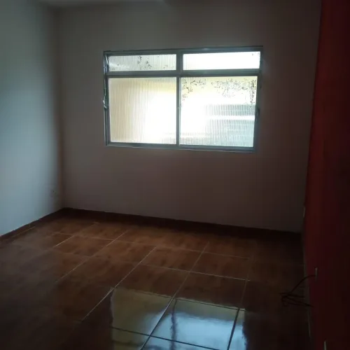 Casa grande e bem localizada em Bento Ribeiro