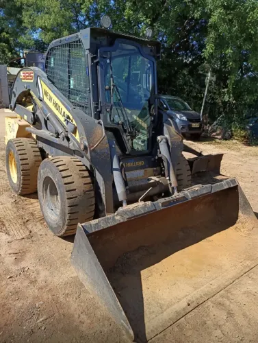 Minicarregadeira New Holland L325 ano 2020, com 6.000 horas, NF, ar condicionado, em SP