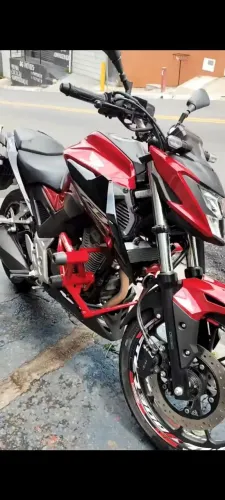 Vendo ou troco minha CB300F por carro do meu interesse.