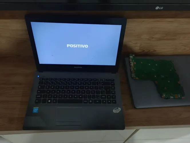 2 Notebooks positivo XR 2990 com defeito