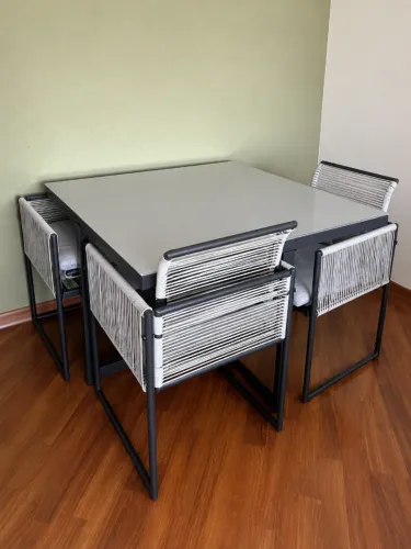 MESA 4 LUGARES INCLUI CADEIRAS TOKSTOK COR CINZA E PRETO