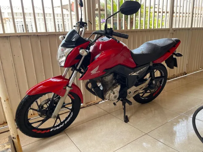 Vende -se essa moto 105 mil KM quitada.