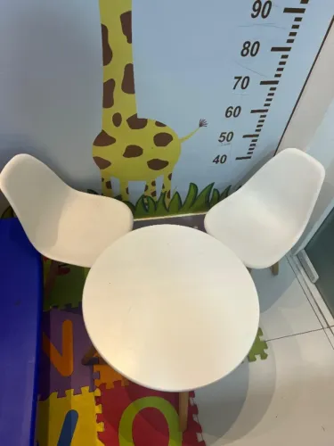 Conjunto Infantil Mesa Redonda + 2 Cadeiras Charles Eames Eiffel Kids