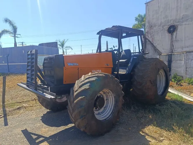 Trator Valtra 1780 traçado com Grade