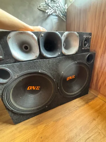 Caixa de som automotiva grande porte - 2 woofers ONE + cornetas