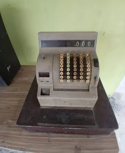 Máquina registradora antiga . *