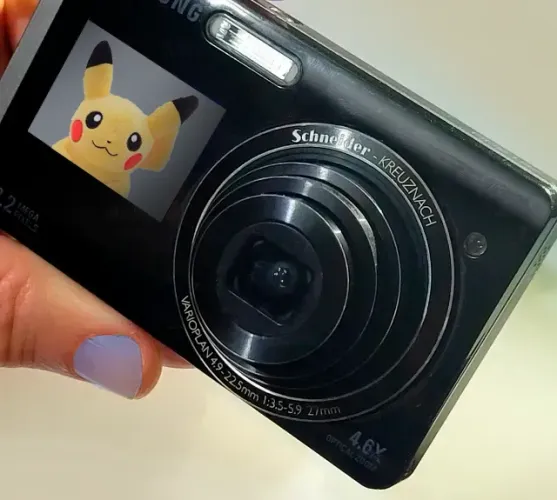 Câmera touch screen com 2 telas Samsung com mini tripé e brindes