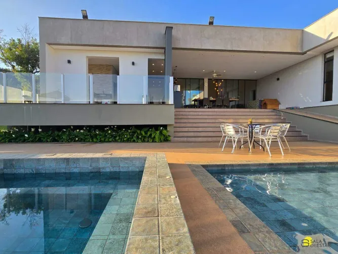 Casa de condomínio residencial mobiliada à venda em Moeda, MG, com 3 suítes e lazer comple