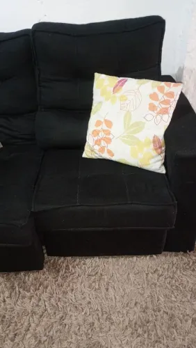Vendo sofá retrátil de dois lugares preto 500 reai e uma mesa de vidro de seis lugares