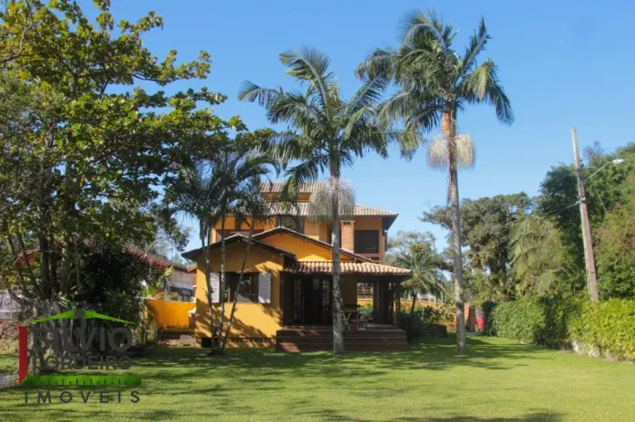Casa com acesso exclusivo à Lagoa da Conceição