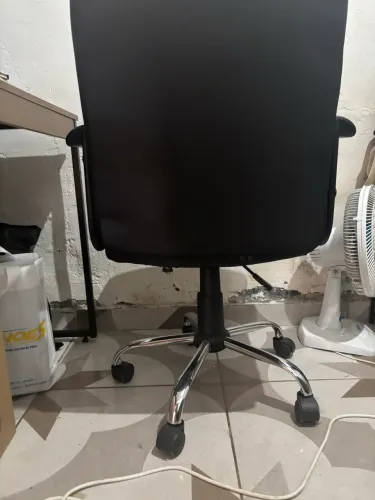cadeira de escritório tipo presidente/diretor, em courino preto.