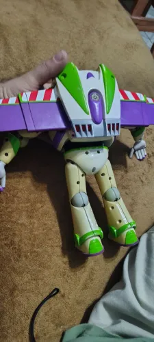 buzz lightyear funcionando porém uma aza não abre só e falta uma parte do capacete